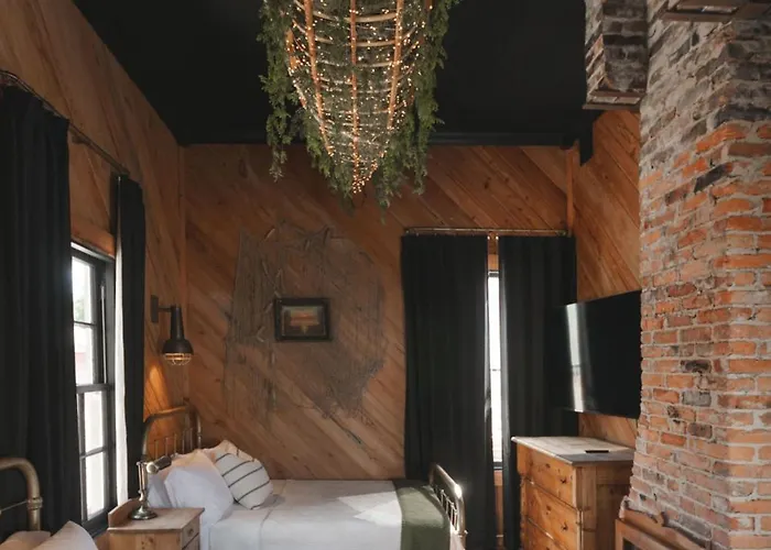 The Gilded Lady - The Cypress Apartment *