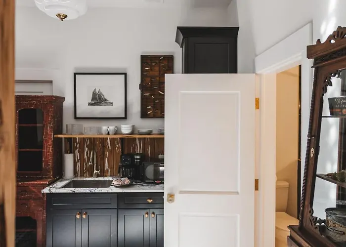 The Gilded Lady - The Cypress Apartment *